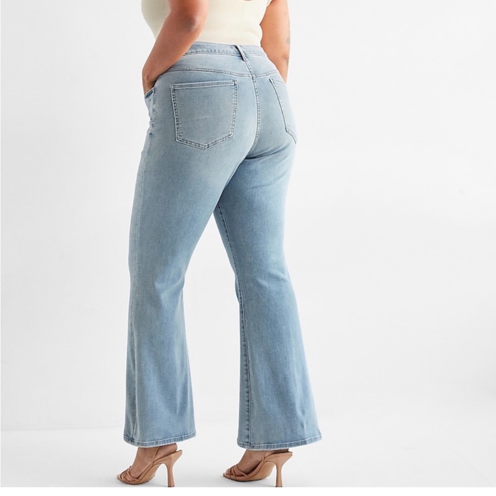 Express Curvy Flare High Rise Jeans - Picture 4 of 9